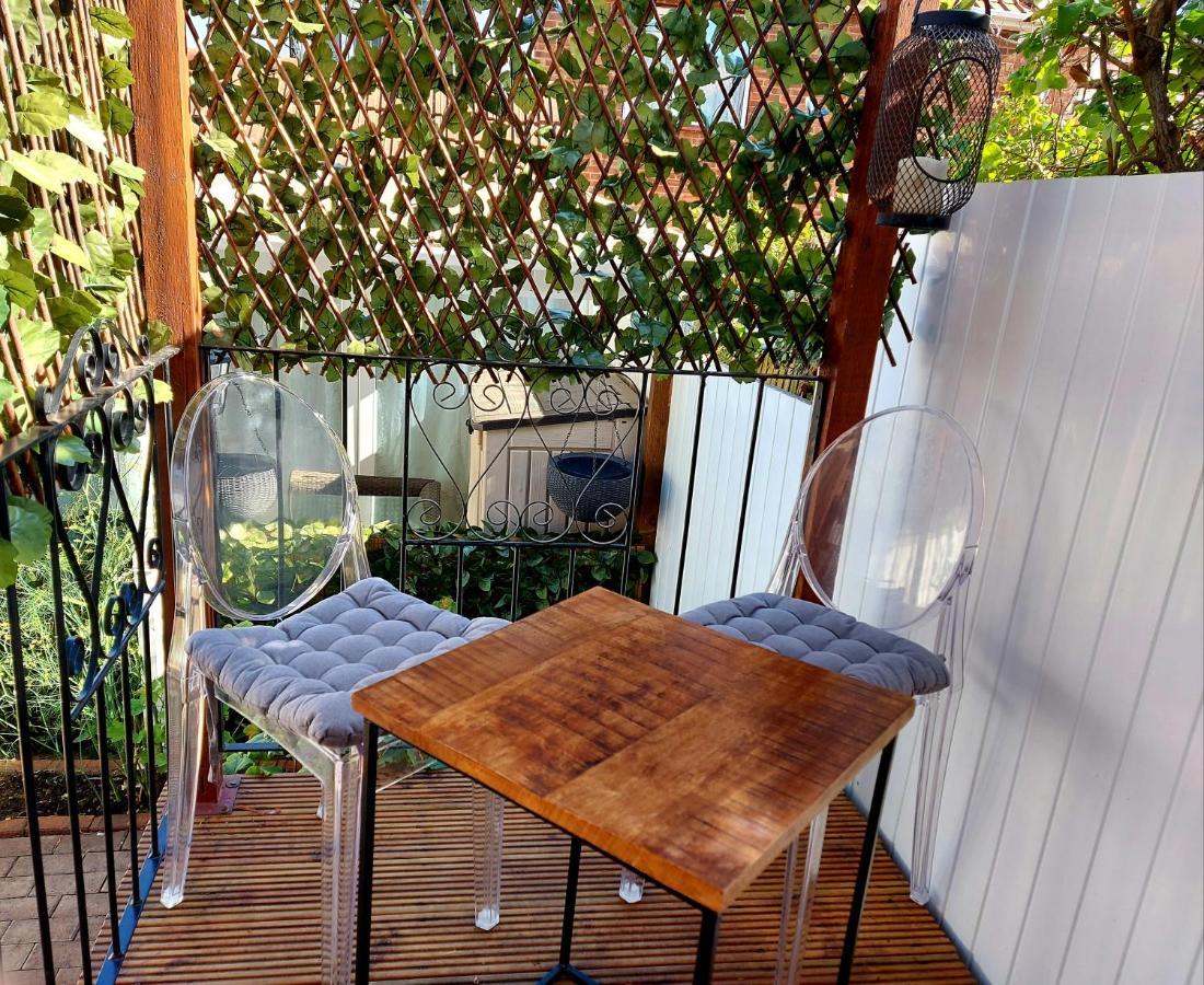 Pretty Studio With A Private Terrace London Exterior photo